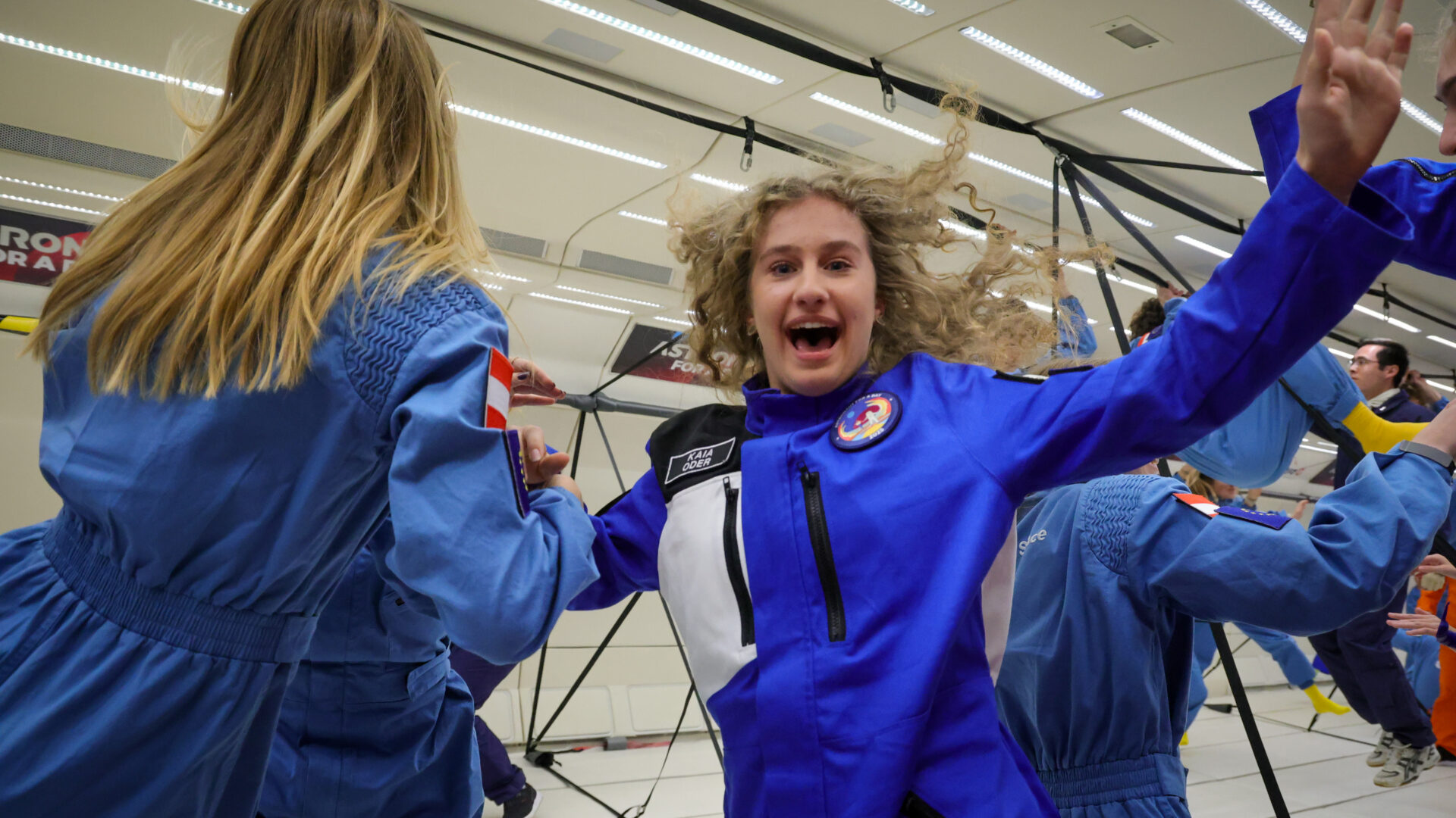 15. oktoobril osalesid kümme Eesti noort Luksemburgis paraboollennul, kus said 11 minutit kogeda kaaluta olekut. EIS-i ja MKM-i konkursi “Eesti otsib estronauti