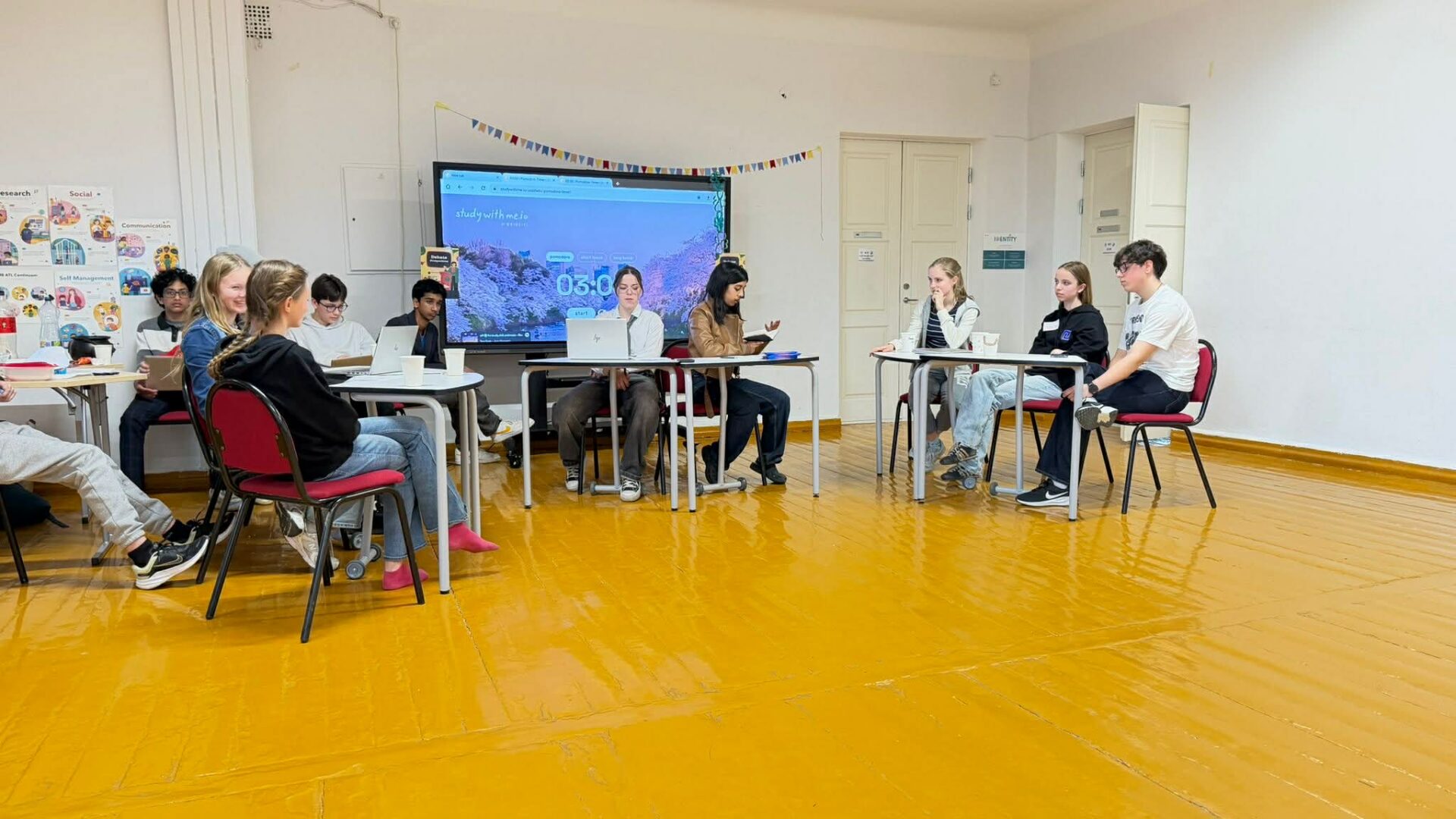 25. märtsil toimus Puiestee tänava koolimajas õpilasesinduse korraldatud debatt. Väitlema olid kutsutud ka Tartu Rahvusvahelise Kooli õpilased. Debatis osales k