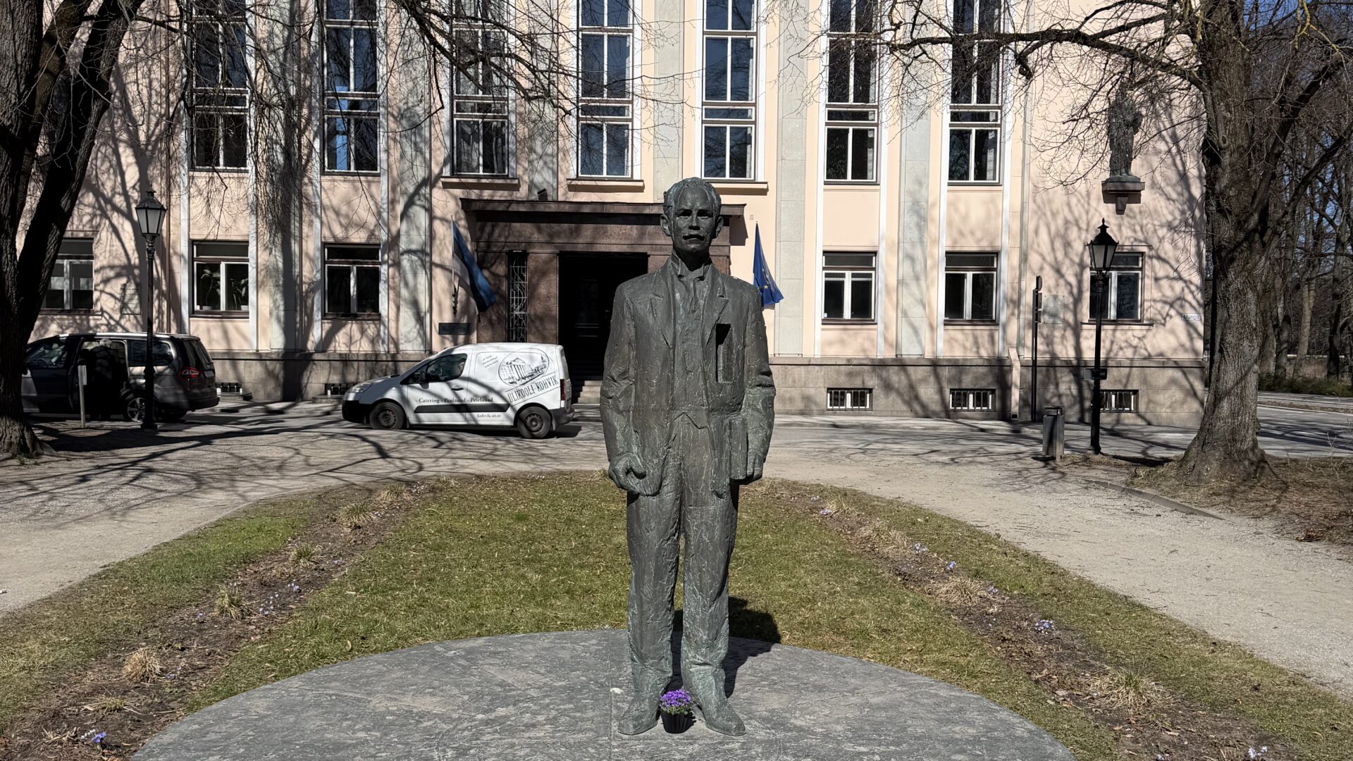 Täna, 10. aprillil tulime kokku meie armsasse aulasse, et helistada viimast koolikella abiturientidele, kellel tänaseks koolitunnid lõppenud ja algamas eksamid.