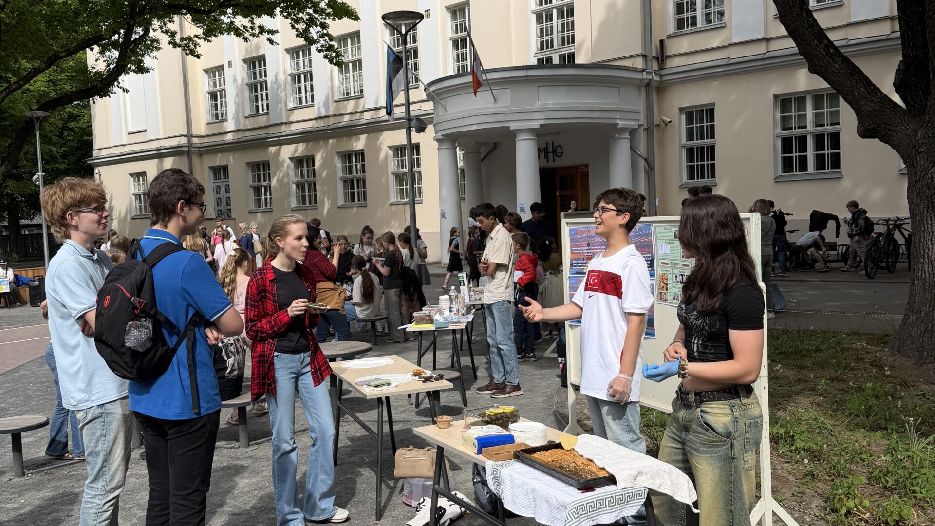 8. juunil toimus Miina Härma Gümnaasiumis meeleolukas projektipäev, mis ühendas kultuuride päeva, taaskasutuslaada „Härmakalt härmakale“, moeshow ning KiVa orie